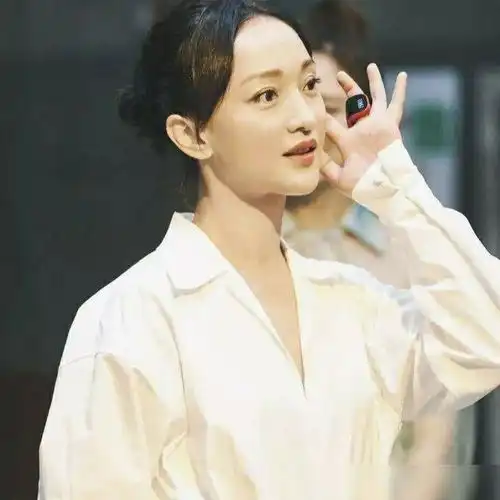 王菲为14岁女儿李嫣庆生,可网友焦点全在王菲,50岁逆龄似姐妹