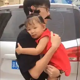 相差13岁的哥哥去接妹妹放学,却迟到了,被妹妹的反应暖化了