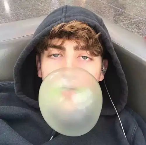 头像放在心上的男孩子,以后也要放在床上