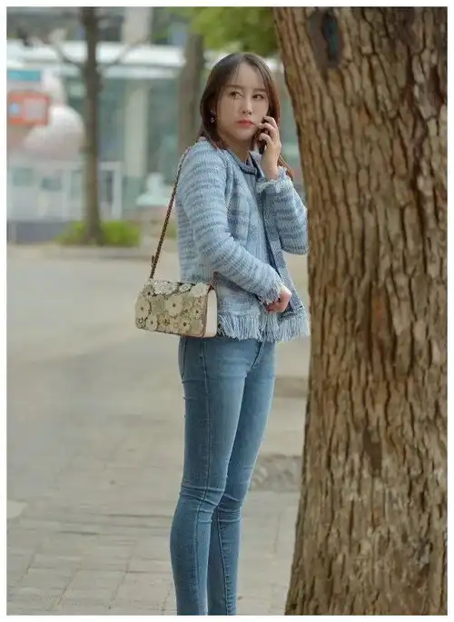 气质女生温柔风穿搭,流苏针织衫紧身牛仔裤,简单时尚又好看
