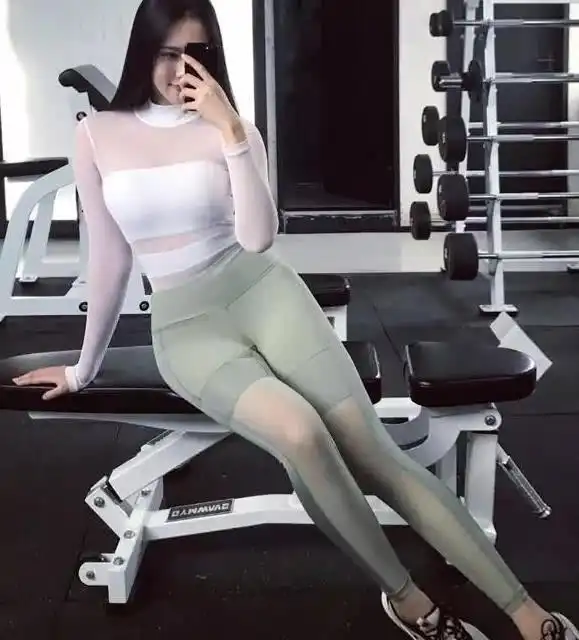 微胖美女穿着打底裤,女神味十足,对比白色紧身衣美女