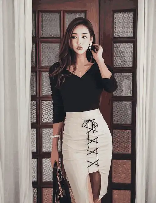 美女身穿黑色上衣搭配白色包臀裙,真美