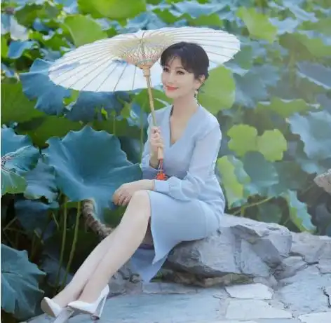 赵雅芝撑纸伞坐在荷塘前人比花娇,雪肤玉貌大长腿太美艳