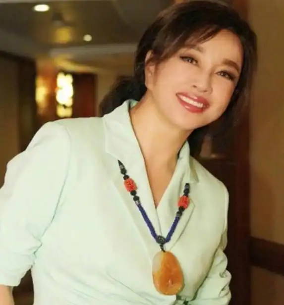 65岁的刘晓庆新剧再次出演少女,定妆照曝光后,网友意想不到