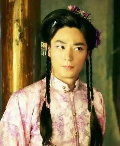 男明星们扮过的女装,徐峥妖艳,霍建华让人出戏,而他翩若惊鸿