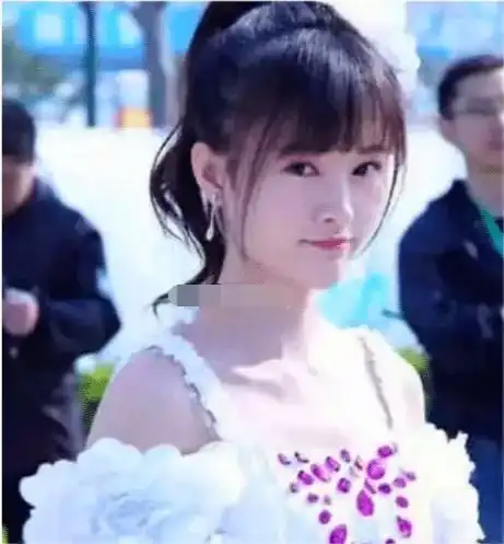 粉丝曝光鞠婧祎出道早期照片,直言男工作人员都看呆了校花即视感