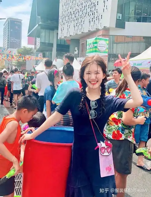 翻了赵露思的36套穿搭,我发现她背过的这4款包,特别适合小个子