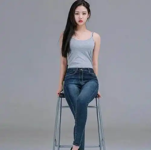 漂亮的牛仔裤女孩,展示腰身美好曲线,充满女神气质