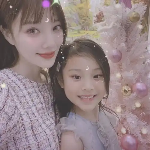李小璐晒自拍眨眼放电,网红气息浓郁十足,网友还以为马蓉呢