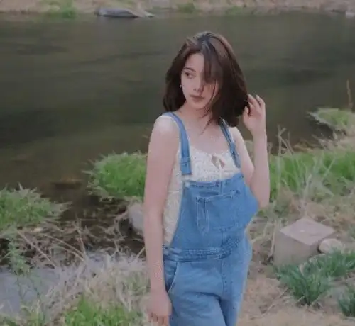 欧阳娜娜晒写真,没穿内衣引争议,被网友炮轰故意的吧