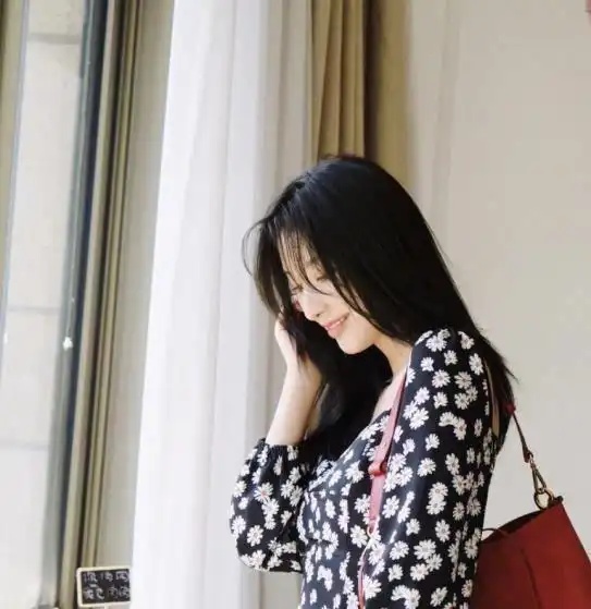 张俪真是甜橙少女,穿老气的碎花裙,却带着一种温柔的文艺感