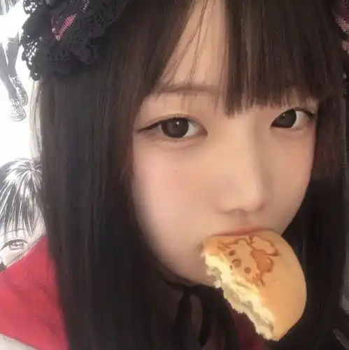 女生头像可爱头像在吃东西的头像