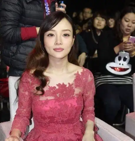 37岁李小璐仍让人热血沸腾,穿镂空裙与成龙比心,少女感满满