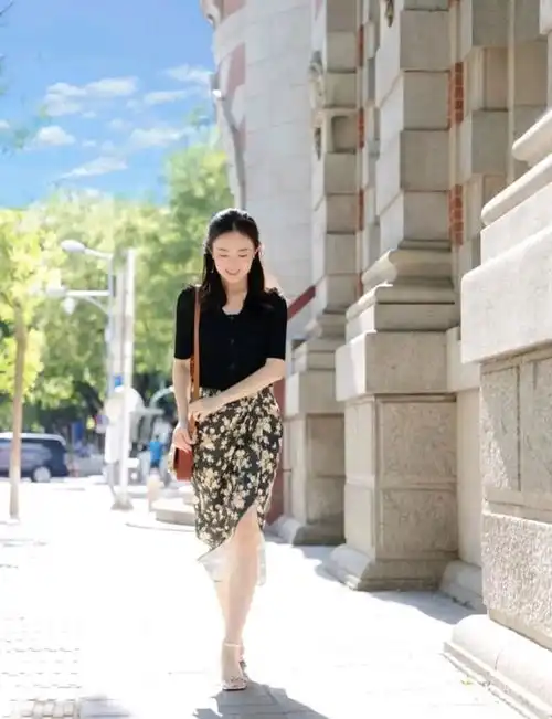 女生就该多穿分叉裙优雅唯美,搭配纯色针织衫,非常有魅力