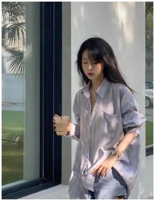 石原里美气质干净又清纯,穿男友衬衫就系一个扣,少女感不是吹的