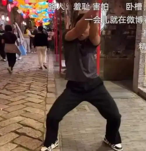 男主播闹街大秀笛子舞,女孩害羞捂脸跑开