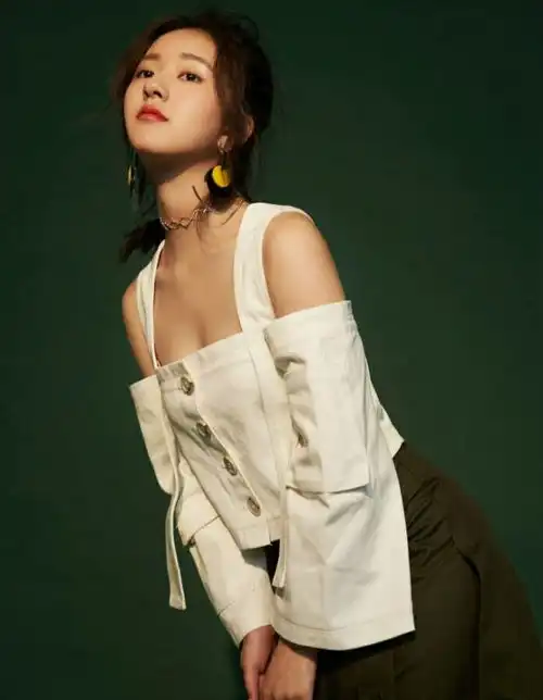 明星壁纸丨赵露思第二期4k,黑白时装甜美温婉凌乱风少女气息