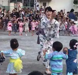 日本女幼师穿和服教小朋友跳舞,网友好想去上幼儿园