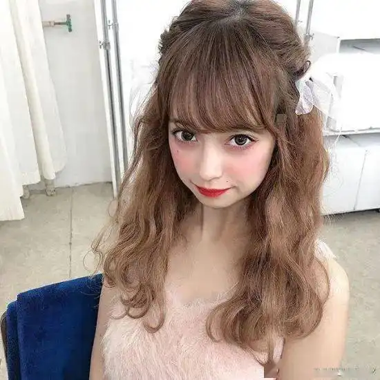 因绯闻走红的日本18岁少女原是四国混血的嫩模