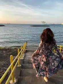 组图张子萱穿碎花裙甜美可人在夕阳下蹦跳秀发飞扬很少女