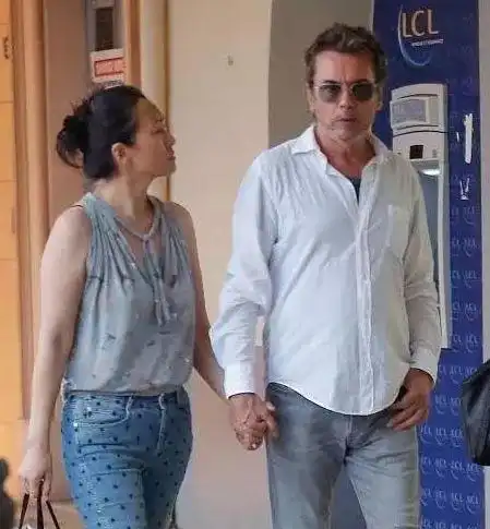 巩俐为了和70岁男友上街,故意扮成老太网友我只看到岁月静好
