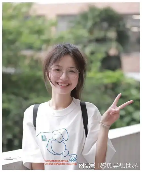 绝了浙理工最美眼镜校花走红,网友原来带眼镜女孩也能这么美