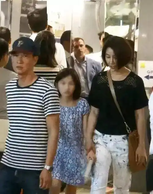 关咏荷素颜现身,穿娃娃衫状态还年轻,张家辉面额凹陷气色憔悴