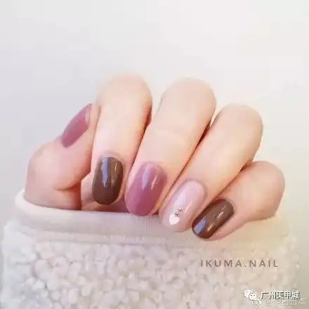 日本小姐姐特别简单大方的自制美甲,配色看起来好舒服