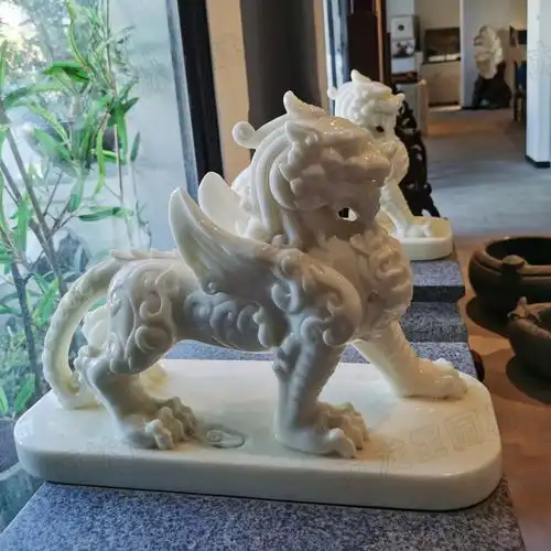 门口摆放一对石雕貔貅的寓意石材貔貅厂家直销