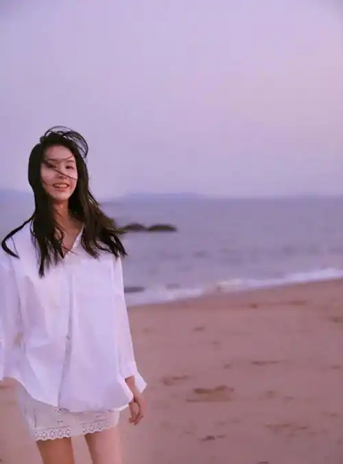 陈都灵童年照清纯甜美,双马尾少女感足娃娃脸超治愈,她很励志