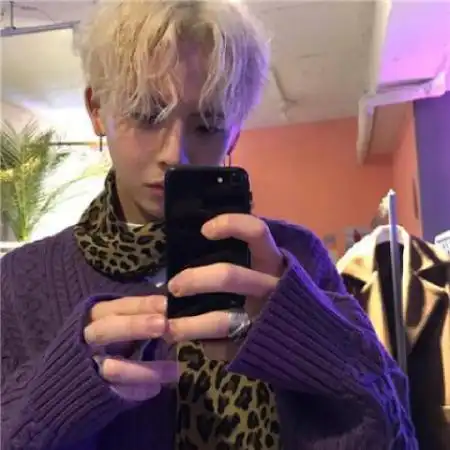 男生拿手机自拍头像爱自拍的男人