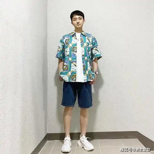 今夏男生流行衬衫配短裤,休闲舒适很清爽,谁穿谁帅气