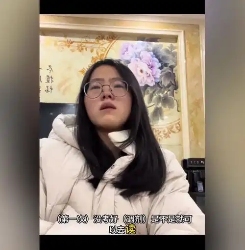 中式父母女研究生回家过年,父亲嫌她不挣钱,凌晨被薅起来挨骂