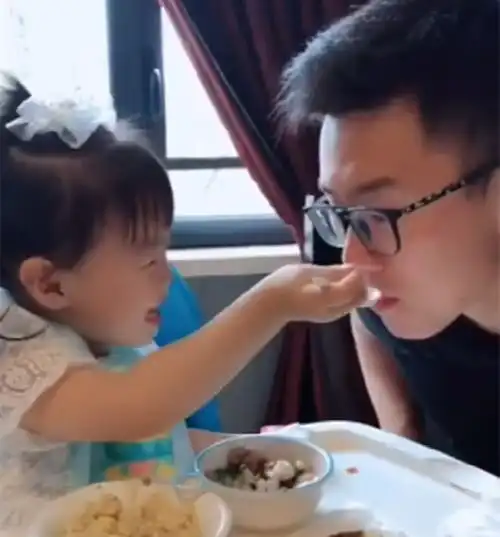 哥哥比妹妹大17岁,每天把妹妹宠成公主,让人羡慕不已
