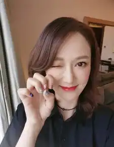 陈乔恩新造型看呆,衬衫配牛仔裤少女感藏不住,阿姨的年纪20岁脸