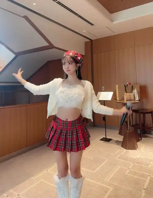 三上悠亚化身性感圣诞女郎与粉丝共度平安夜,热辣装扮大送福利
