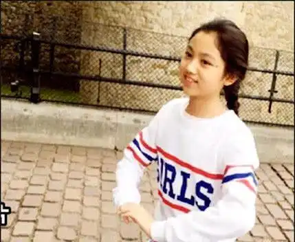 任达华太太带女儿登上杂志封面,14岁任晴佳长高了也更美了