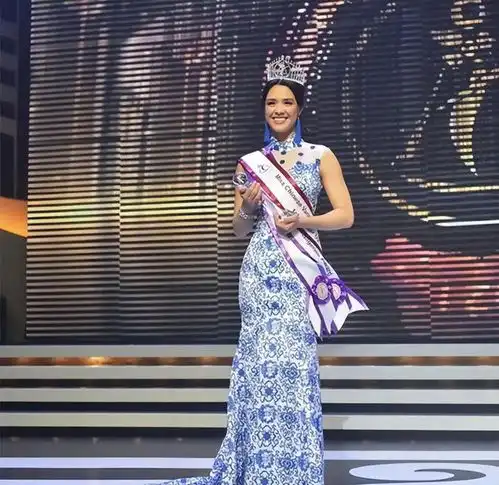 香港著名女神大女儿晒性感穿吊带背心上围丰满,曾获得选美亚军