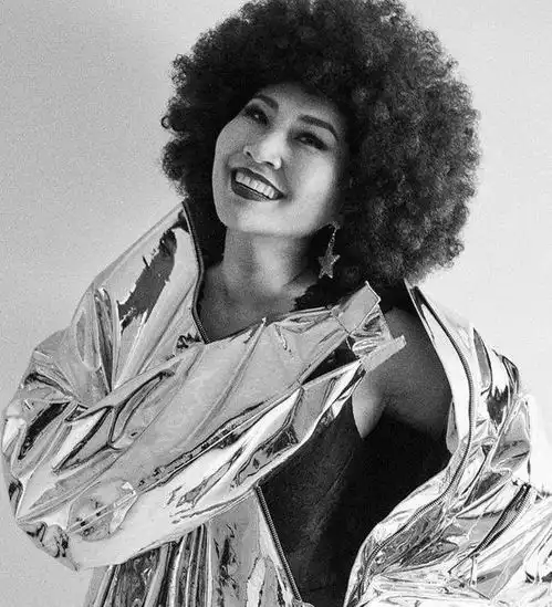 80年代的迪斯科女皇,她让黑白色的街头变得像霓虹灯般绚丽