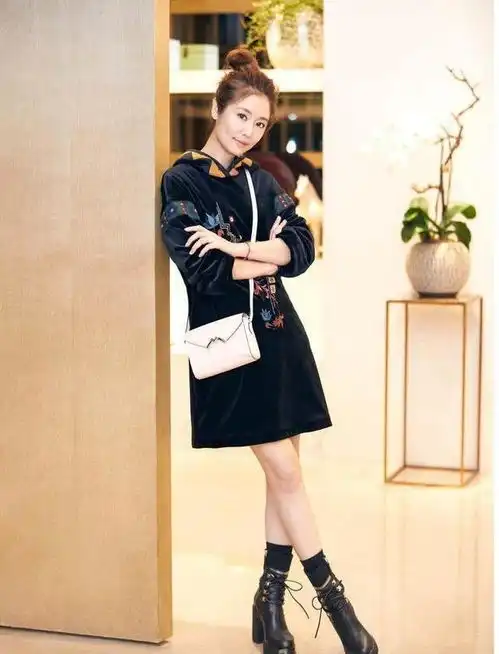 44岁林心如才是真正初恋脸,穿卫衣休闲减龄,配丸子头太少女