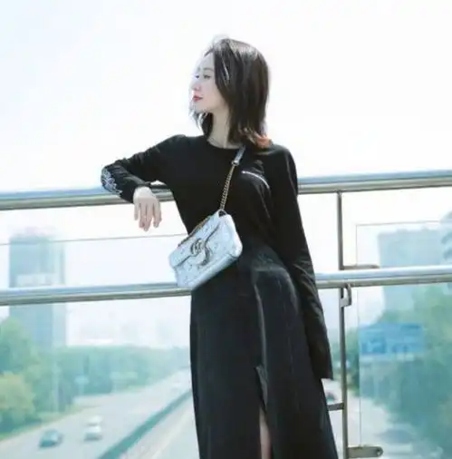 父亲不要,母亲早逝,没背景零绯闻,被赞娱乐圈最干净的女星之一