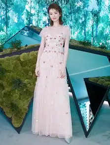 乔欣造型好甜美,穿粉色纱裙宛如林中仙女,172身材比例太优越
