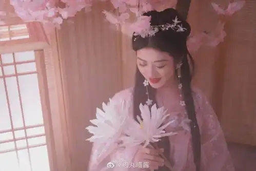 汉服小仙女门前风景雨来佳