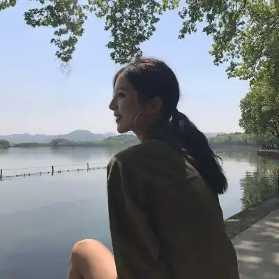 海边女生独自背影头像