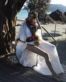 这个身材火辣的女人竟是奶奶辈,年轻貌美的女星都要跟她学习少女穿搭术
