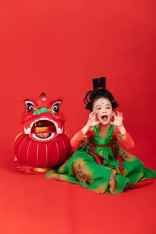 灯笼舞狮龙年新年春节女孩人物摄影图广告素材下载至来源处