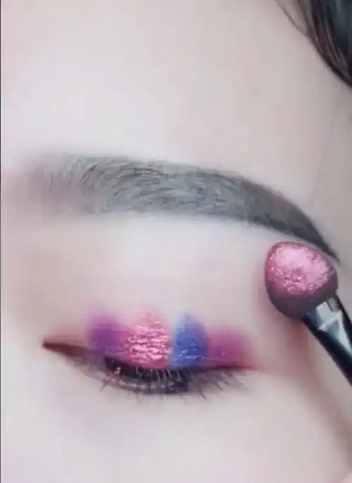 女生搭配了一款星空眼影,涂开真好美