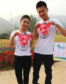 圈内最为干净的女星和男友从校服走向婚纱,一生一世一对人
