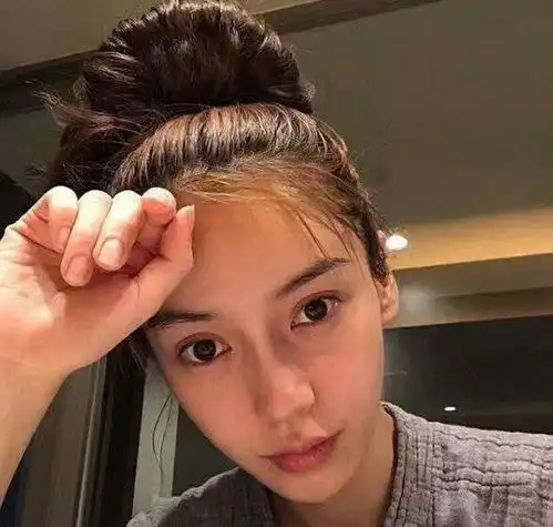 女明星卸妆后,张韶涵眼神呆滞,章子怡变大妈,这一次是她赢了