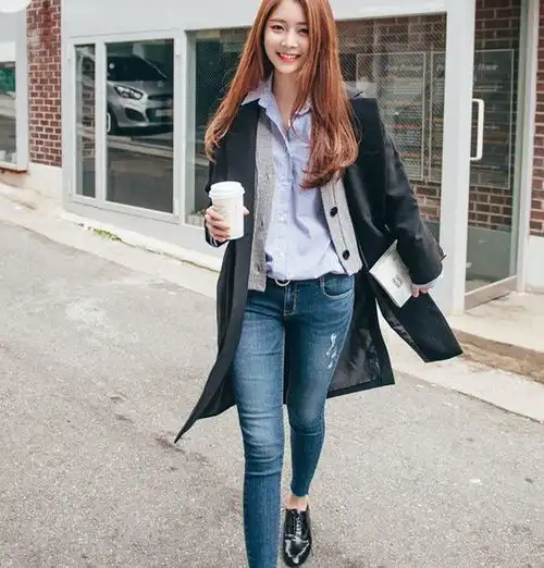 街拍牛仔裤美女的搭配气质优雅如沐春风,减龄有活力
